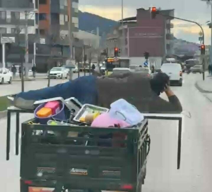 Bursa trafiğinde motorun üzerinde yatarak ilerleyen şahıs trafikteki rahat tavırlarıyla