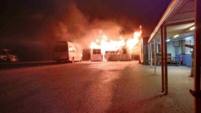 Bursa’nın Mudanya ilçesinde minibüs duraklarında gece yarısı çıkan yangında 20