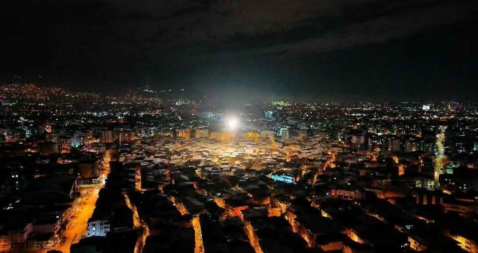Bursa’da yeni yıla girerken gökyüzü binlerce havai fişekle aydınlandı. Saatler