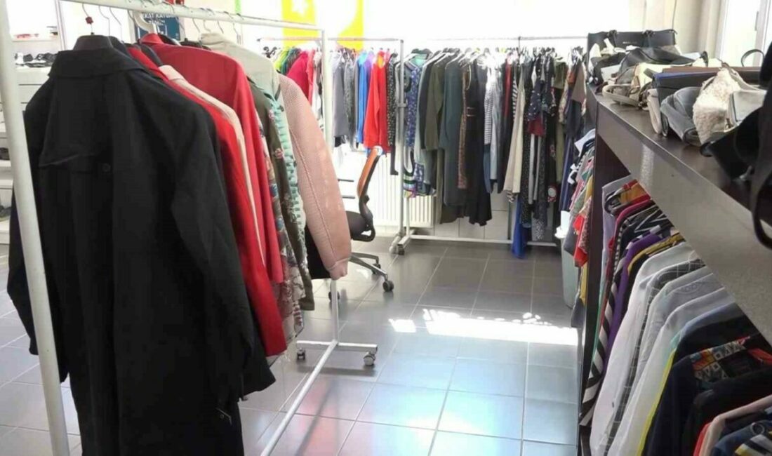 Nilüfer’de ‘Giymiyorsan Giydir’ dayanışması büyüyor Nilüfer Belediyesi’nin hayata geçirdiği “Giymiyorsan Giydir” uygulamasıyla, vatandaşların bağışladığı ikinci