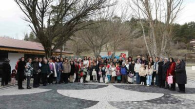 Nilüferli kadınların ördüğü atkı, bere ve yastıklar, Harmancıklı çocuklara ulaştı.