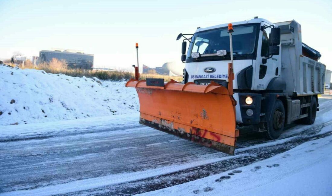 Osmangazi Belediyesi ekipleri tuzlama çalışmalarını sürdürüyor Yeni yılın ilk gününde etkili olan kar yağışıyla birlikte teyakkuzda