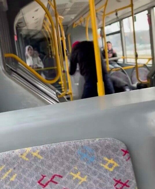 Bursa’da belediye otobüsünde iki kişi arasında tartışma çıktı. Taraflardan biri