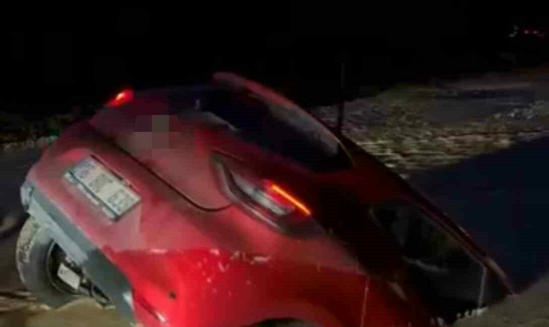 Otomobil bataklığa saplandı, sürücü son anda kurtuldu Bursa’nın Nilüfer ilçesinde yol çalışması nedeniyle oluşan çamura giren otomobil