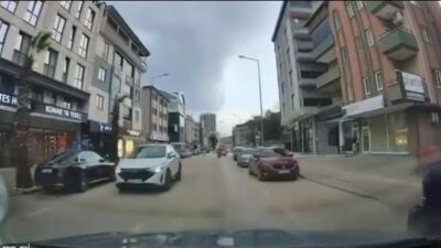 Bursa’nın Nilüfer ilçesinde park halindeki araçların arasından yola çıkan yayaya