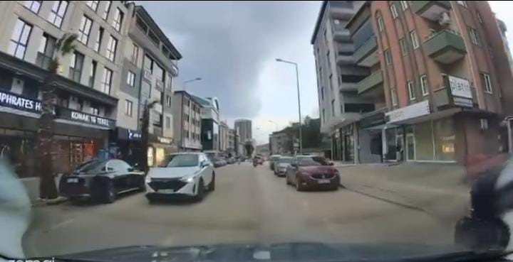 Bursa’nın Nilüfer ilçesinde park halindeki araçların arasından yola çıkan yayaya