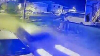 Bursa’nın Osmangazi ilçesinde bir otomobil sürücüsü park halindeki araca çarparak