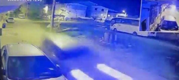 Bursa’nın Osmangazi ilçesinde bir otomobil sürücüsü park halindeki araca çarparak
