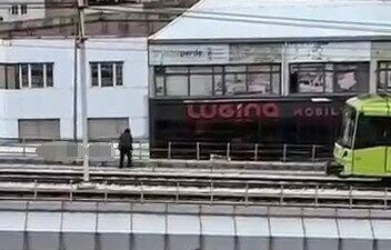 Bursa’da şiddetli rüzgarın kopardığı tabela metro raylarına kadar sürüklendi. Tabelayı