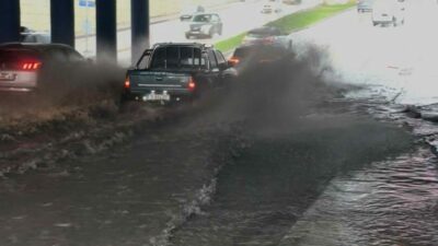 Bursa’da sabah saatleri itibariyle etkisini gösteren sağanak yağış, kent merkezini