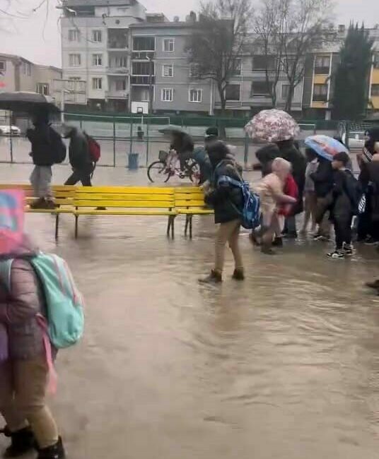 Bursa’nın İnegöl ilçesinde de fırtına ve sağanak yağış etkili oldu.