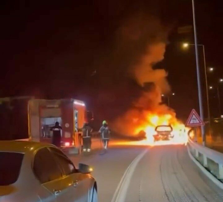 Seyir halindeki otomobil alev topuna döndü: Aracının yanışını çaresizce izledi Bursa’da bir otomobilin motorunda seyir halindeyken yangın çıktı, Alev topuna