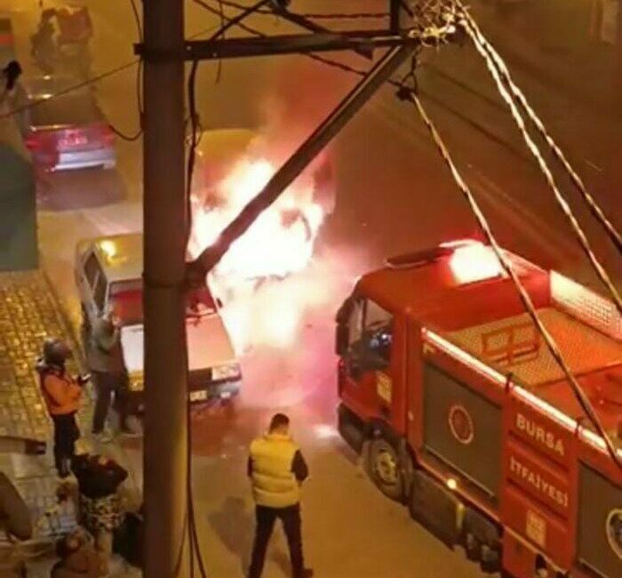 Bursa’da akşam saatlerinde seyir halindeki bir otomobilde önce dumanlar çıktı,