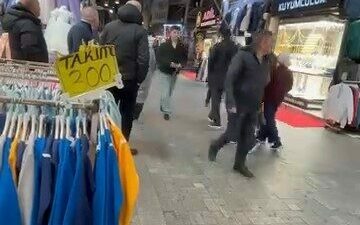 Bursa’da etkili olan şiddetli rüzgar, Tarihi Kapalı Çarşı’daki iş yerlerinin