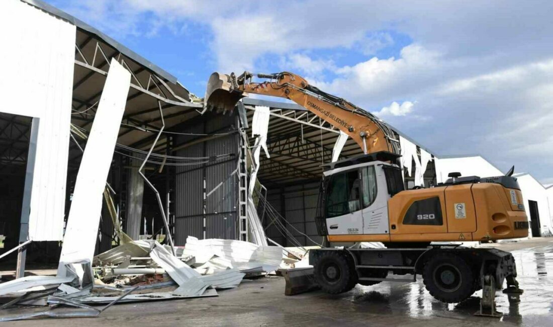 Tarım arazisine kaçak yapılan depolar yıkıldı Kaçak yapılaşmanın önüne geçmek ve doğal alanları korumak amacıyla çalışmalarını