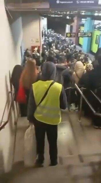 Tellere takılan poşet, Bursa’da binlerce kişiyi yolda bıraktı Bursa’da lodos sebebiyle metro tellerine poşet takılınca seferler aksadı binlerce