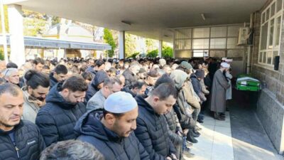 Bursa’nın İnegöl ilçesinde faaliyet gösteren kereste fabrikasında tomrukları taşıdığı vincin