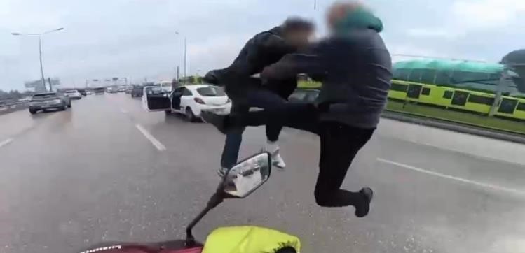 Uçan tekmelerin bedeli ağır oldu… Ehliyetlerine el konuldu, psikotekniğe sevk edildi Bursa’da iki sürücü arasında ’yol verme’ tartışması nedeniyle çıkan kavgada