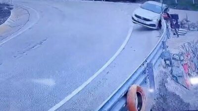 Uludağ yolundan şehir merkezine seyreden bir otomobil virajı alamayarak bariyerlere
