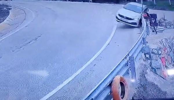 Uludağ yolundan şehir merkezine seyreden bir otomobil virajı alamayarak bariyerlere