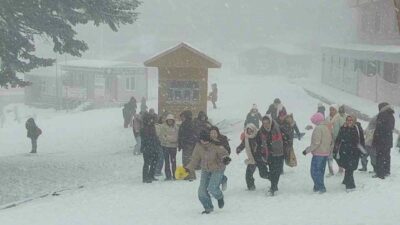 Türkiye’de kış turizminin önemli merkezlerinden Uludağ’da kar kalınlığı, 60 santimetreyi