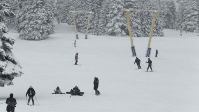 Türkiye’nin önemli kış turizmi merkezlerinden Uludağ’da soğuk hava etkisini artırdı.