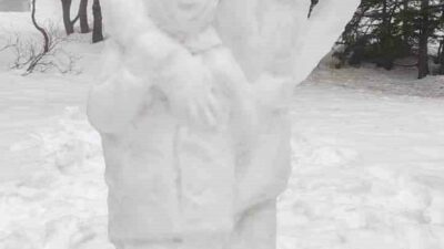 Türkiye’nin önemli kış turizm merkezlerinden Uludağ’da, kar yağışını fırsata çeviren