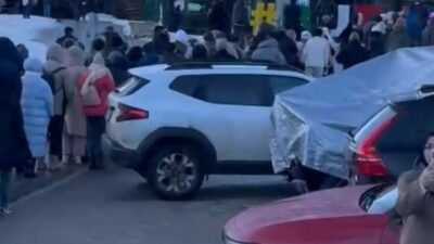 Kış turizminin önemli merkezlerinden Uludağ’da teleferiği kullanmak isteyen vatandaşlar uzun