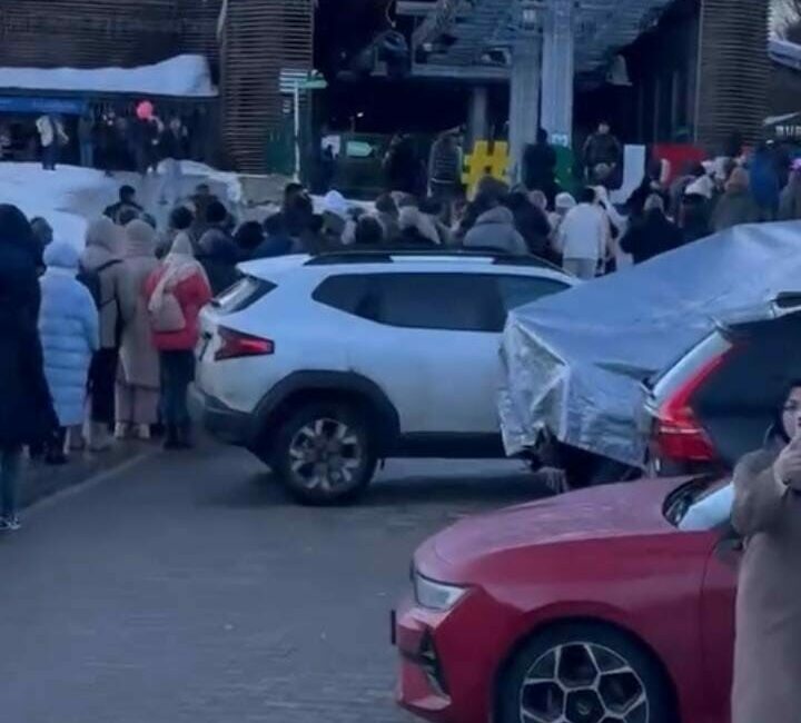 Kış turizminin önemli merkezlerinden Uludağ’da teleferiği kullanmak isteyen vatandaşlar uzun