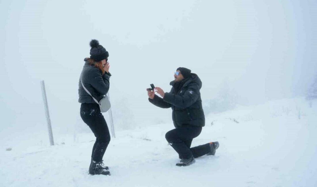 Kış turizminin gözdesi Uludağ, 2026 yılının ilk saatlerinde romantizmin zirveye