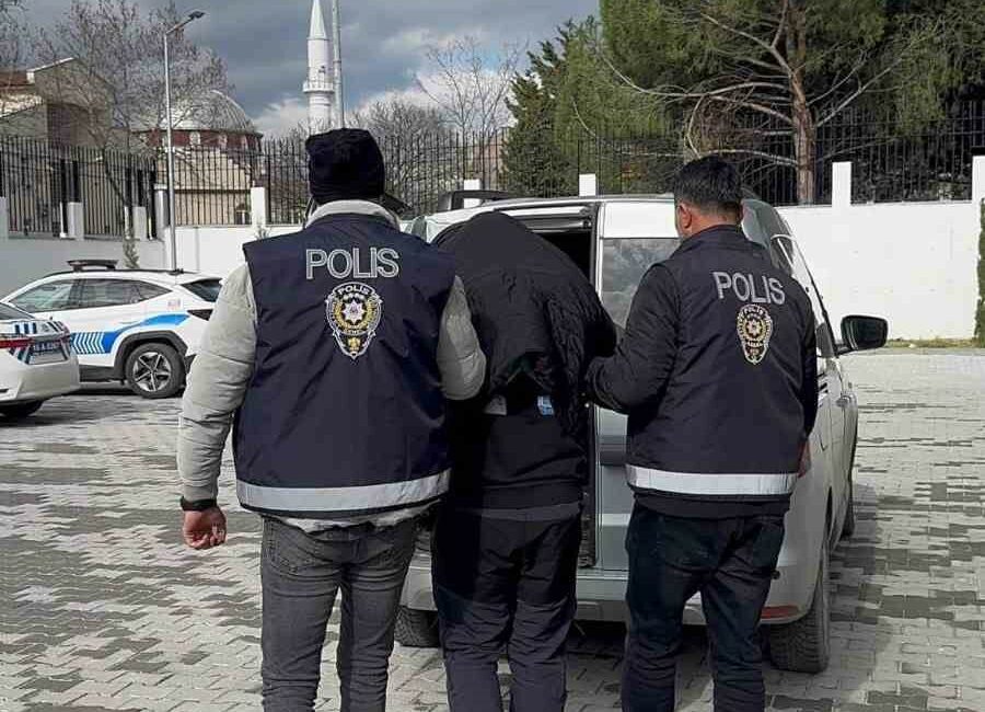 Uyuşturucu tacirinden şoke eden yöntem: Maddeleri trafik tabelalarına bıraktı Orhangazi İlçe Emniyet Müdürlüğü ekiplerince uyuşturucu madde ticaretine yönelik yürütülen
