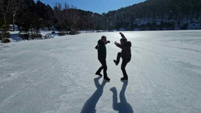 Bursalı dağcı yıllar önce başlattığı buz tutan göle girme geleneğini