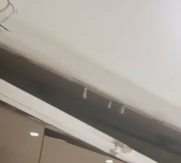 Yeni yapılan binada tavan çöktü: O anlar kamerada Bursa’da inşaatı yeni tamamlanan bir binadaki dairede mutfak tavanı çöktü.