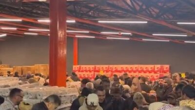 Bursa’nın İnegöl ilçesinde yeni açılan bir mağazanın indirim kampanyası yoğun