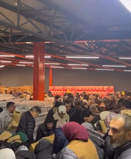 Bursa’nın İnegöl ilçesinde yeni açılan bir mağazanın indirim kampanyası yoğun