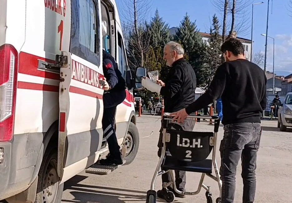 Bursa’nın İnegöl ilçesinde motorlu testere ile ağaç budayan yaşlı adam