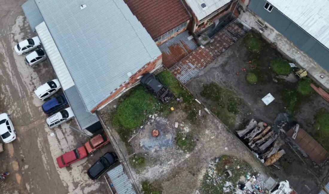 Bursa’nın İnegöl ilçesinde bir traktör tamircisinin çatısında bulunan hurda araç,