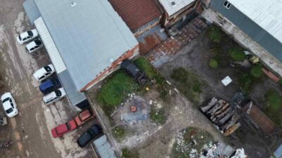 Bursa’nın İnegöl ilçesinde bir traktör tamircisinin çatısında bulunan hurda araç,