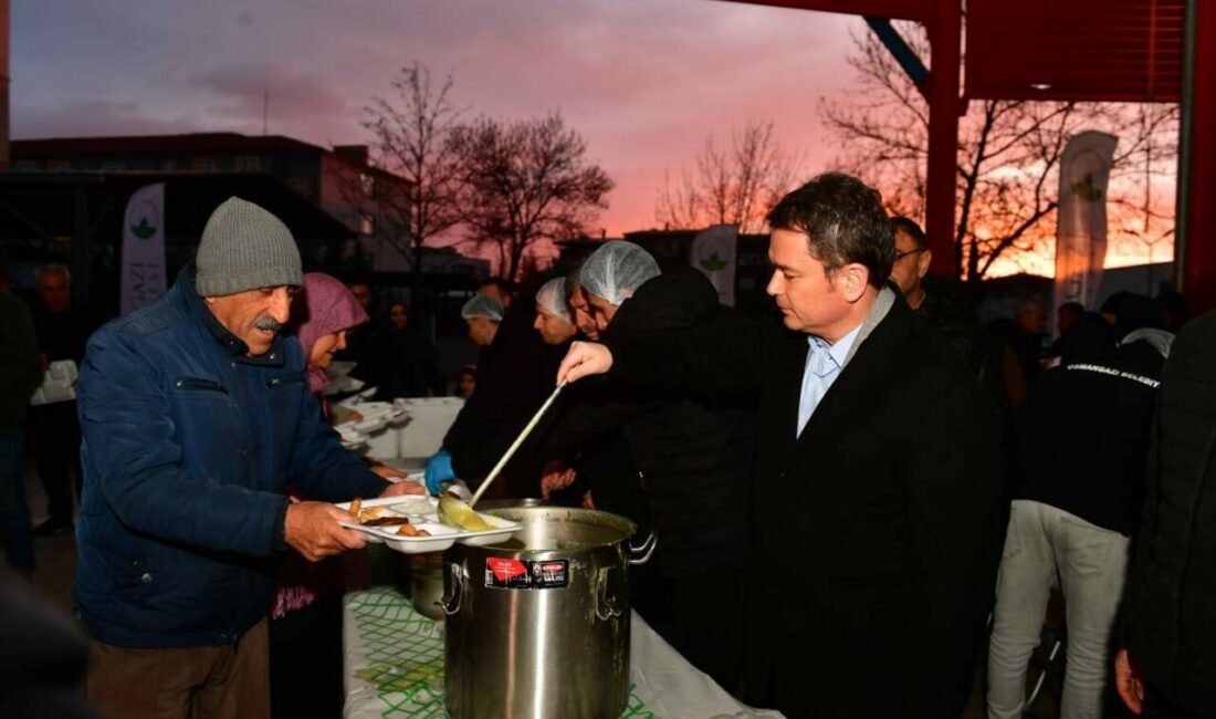 Osmangazi Belediyesi’nin mahalle iftarları kapsamında Panayır Mahallesi’nde kurduğu gönül sofrası,