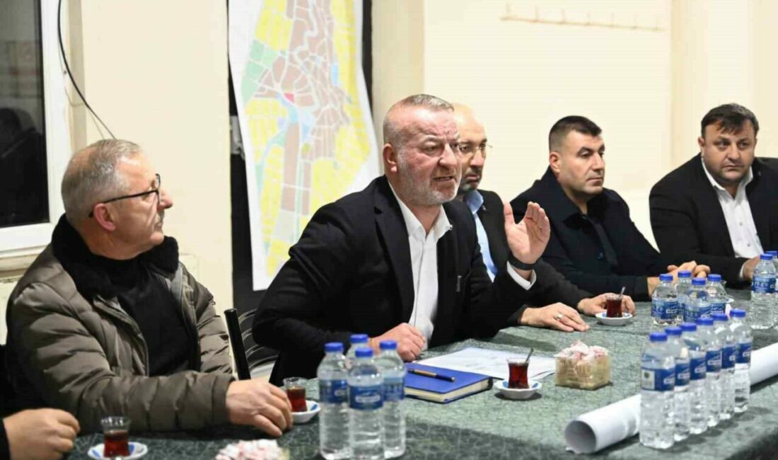 Dağkadı Mahallesi’nde mahalle sakinleriyle buluşan Karacabey Belediye Başkanı Fatih Karabatı,