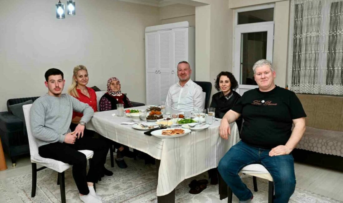 Karacabey Belediye Başkanı Fatih Karabatı, Ramazan’ın bereketini hemşehrileriyle aynı sofrada