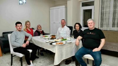 Karacabey Belediye Başkanı Fatih Karabatı, Ramazan’ın bereketini hemşehrileriyle aynı sofrada