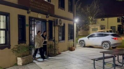 Bursa’da halk pazarında bebek arabasındaki çantayı çalan hırsız, Güven Timlerince