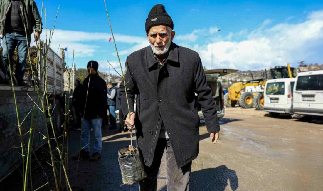 Bursa Büyükşehir’le kırsal büyüyor, çiftçi güçleniyor Bursa’da her alanda üreticinin yanında olan Bursa Büyükşehir Belediyesi, kırsal