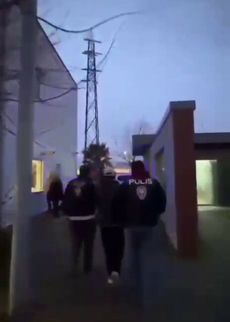 Bursa’da aranan şahıslara yönelik çalışmalar kapsamında polis ekiplerince durdurulan bir
