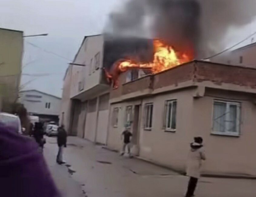 Bursa’da tek katlı müstakil evin çatısında çıkan yangın paniğe neden