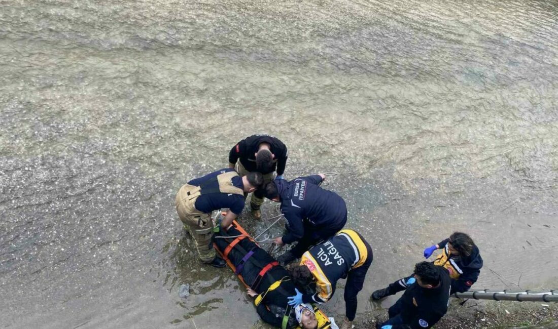 Bursa’nın Yıldırım ilçesinde dereye düşen genç adam, kalp masajıyla hayata