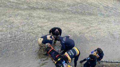 Bursa’nın Yıldırım ilçesinde dereye düşen genç adam, kalp masajıyla hayata