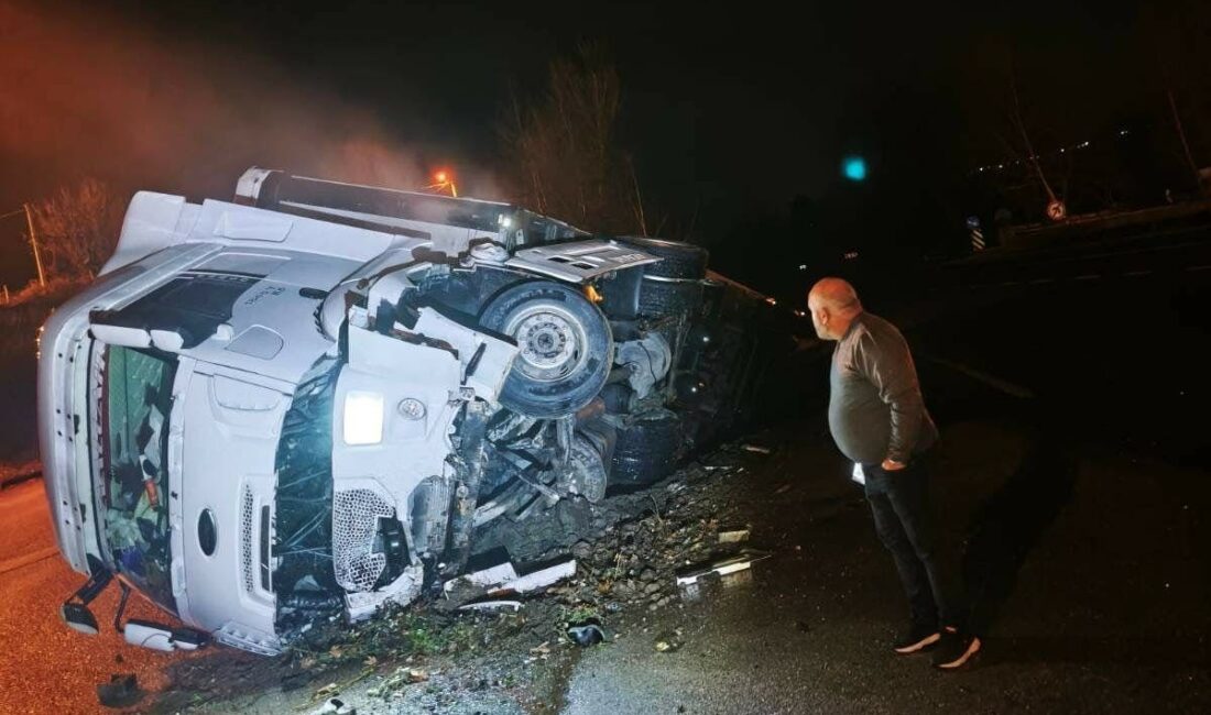 Bursa’nın İnegöl ilçesinde kontrolden çıkan tırın devrilerek yağmur suyu kanalına