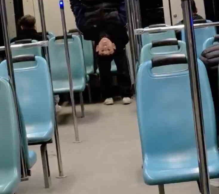 Bursa’da gece saatlerinde metroda kaydedilen görüntüler dikkat çekti. Seyir halindeki